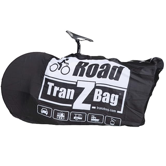 EVOC TranZbag ROAD in seinem winzigen Packsack neben einem Rennrad